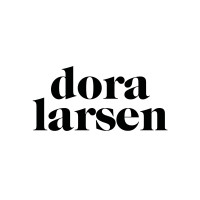 Dora Larsen logo