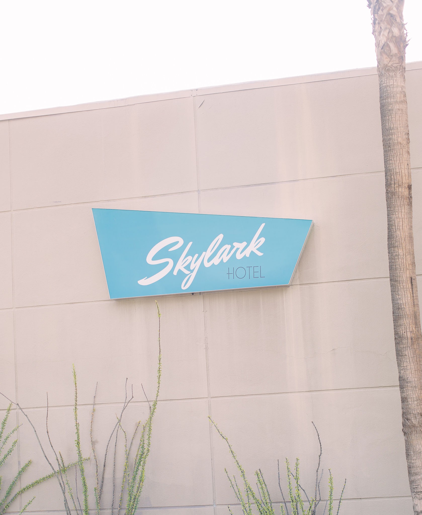 Skylark Hotel logo
